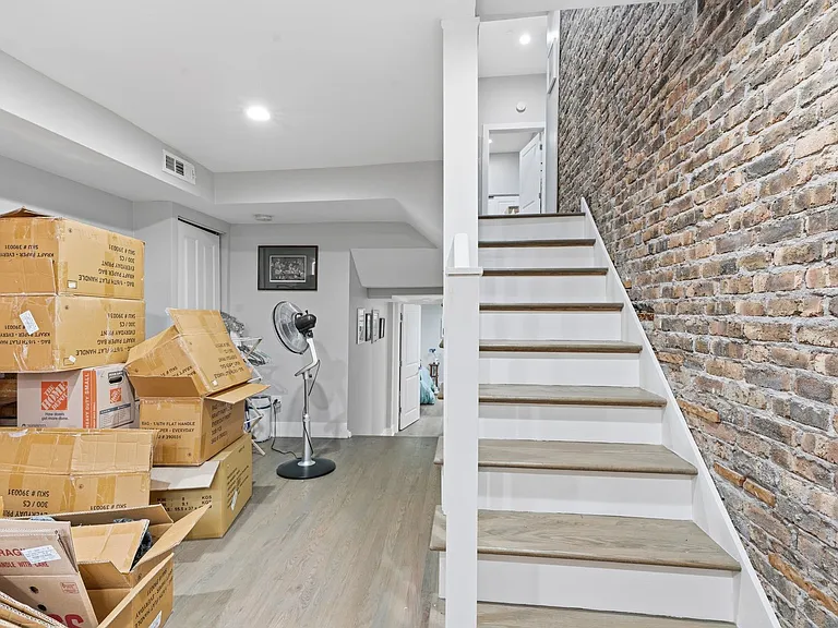 1421 N Dearborn St — Photo 112