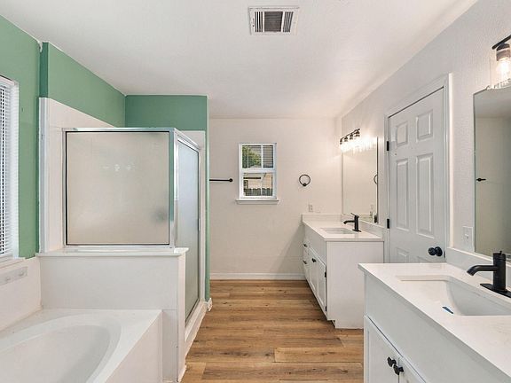 4th image of 810 Honeysuckle Dr