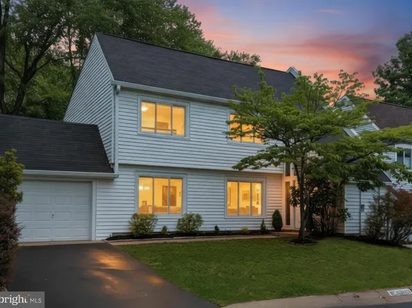 1498 Roundleaf Ct, Reston, VA 20190