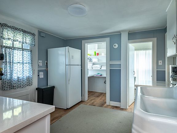 5th image of 25 Meadow St #A