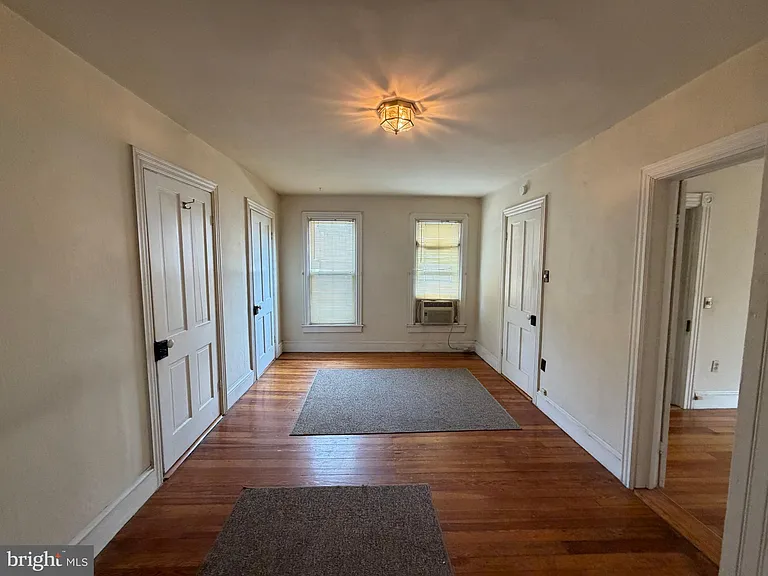 508 W Burke St — Photo 19