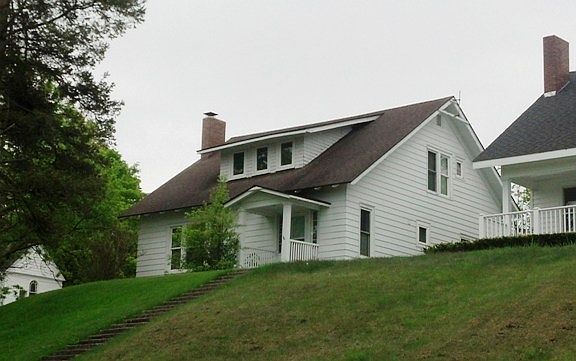 5th image of 218 Belvedere Ave