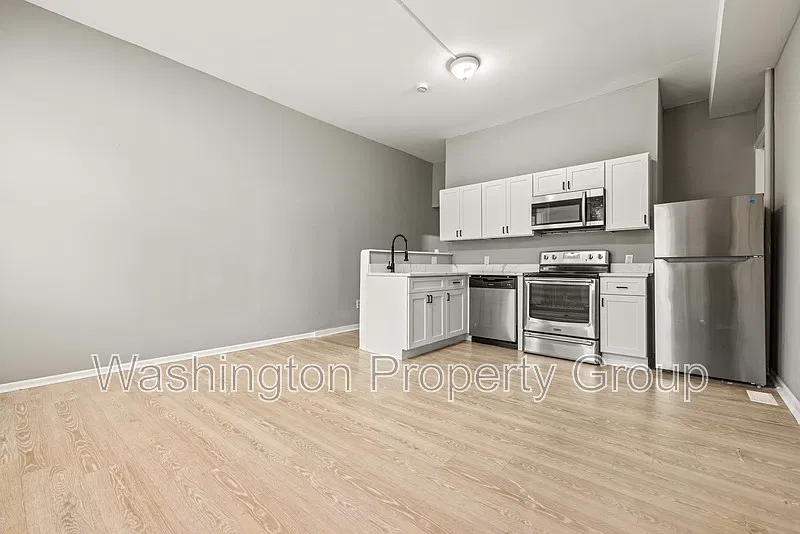 206 E 25th St — Photo 4