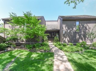 345 Woodview Rd APT A, Lake Barrington, IL 60010