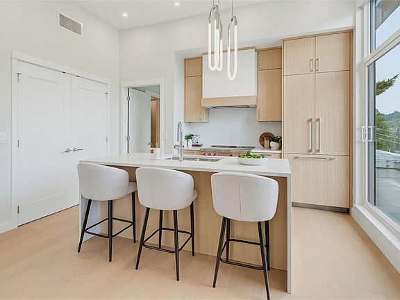5th image of 5229 Cordova Bay Rd #Penthouse 403