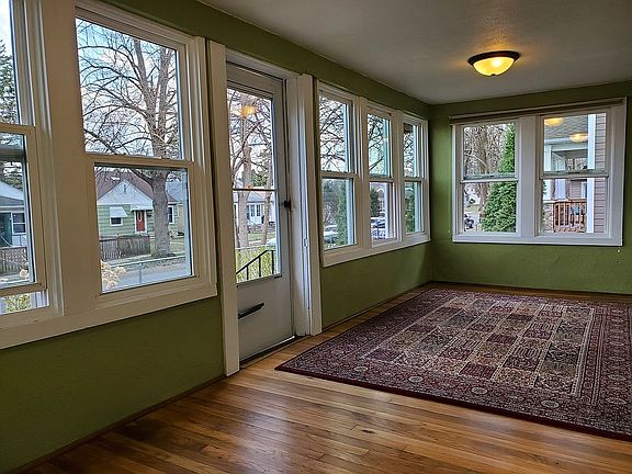 Spacious 3 season porch