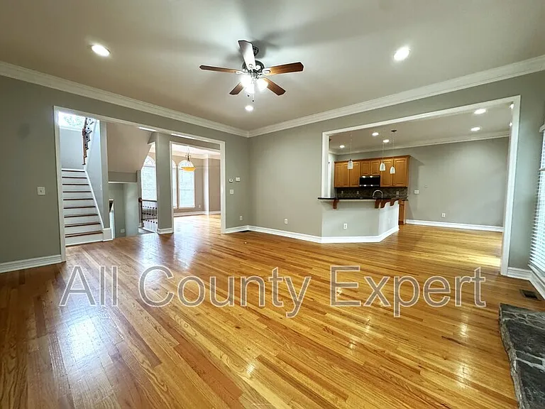 889 Lenox Ct NE — Photo 5