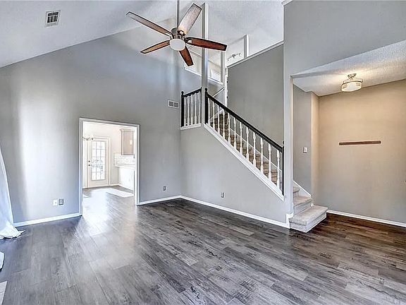 3rd image of 320 Pine Isle Ct