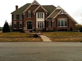 40W555 Fox Creek Dr, St Charles, IL 60175