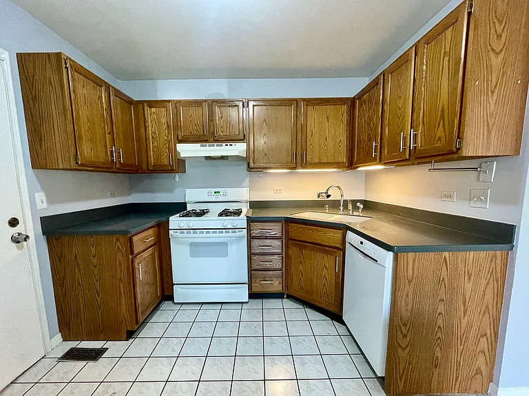 2760 College Hill Cir — Photo 9