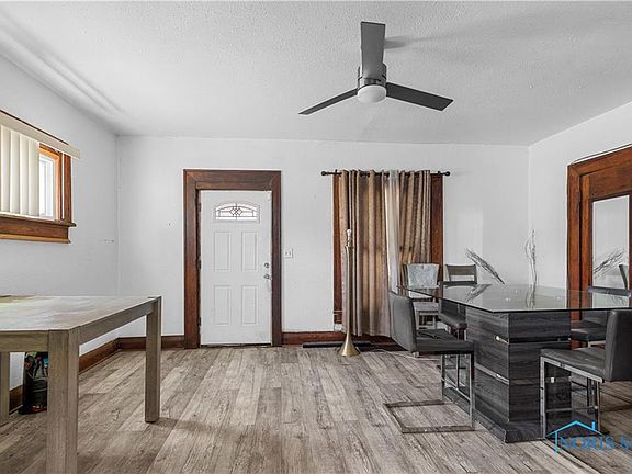 4th image of 2726 Lawrence Ave
