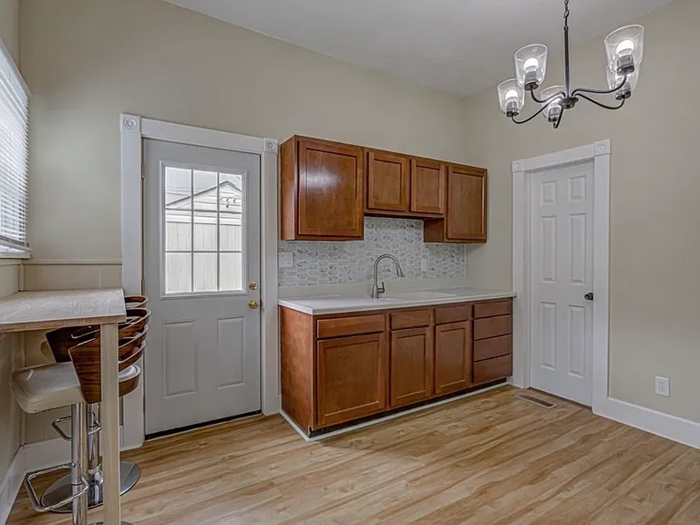 837 Franklin St — Photo 10
