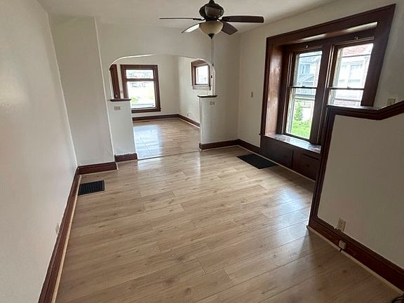 3rd image of 209 1/2 Maple St