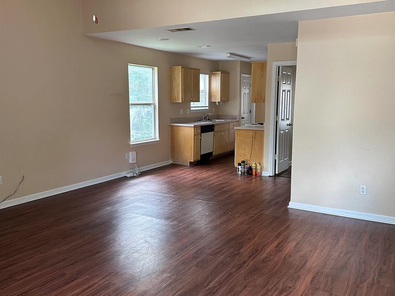 3 bed, 1160 sqft, $1,800 — Photo 2