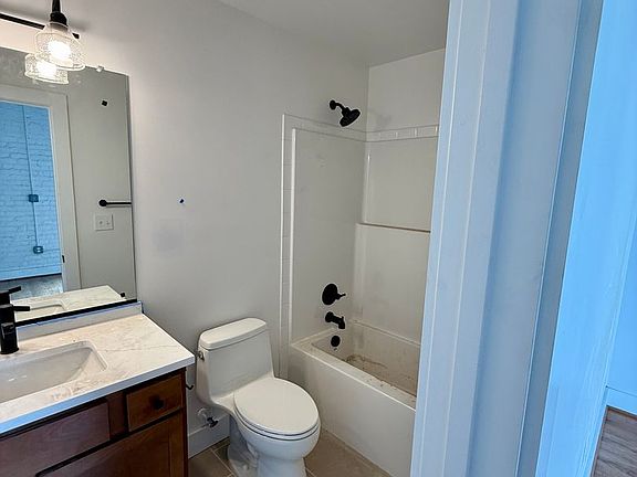 5th image of 2033 W Broad St #301