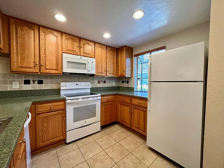 417 Eastgate Ln — Photo 2