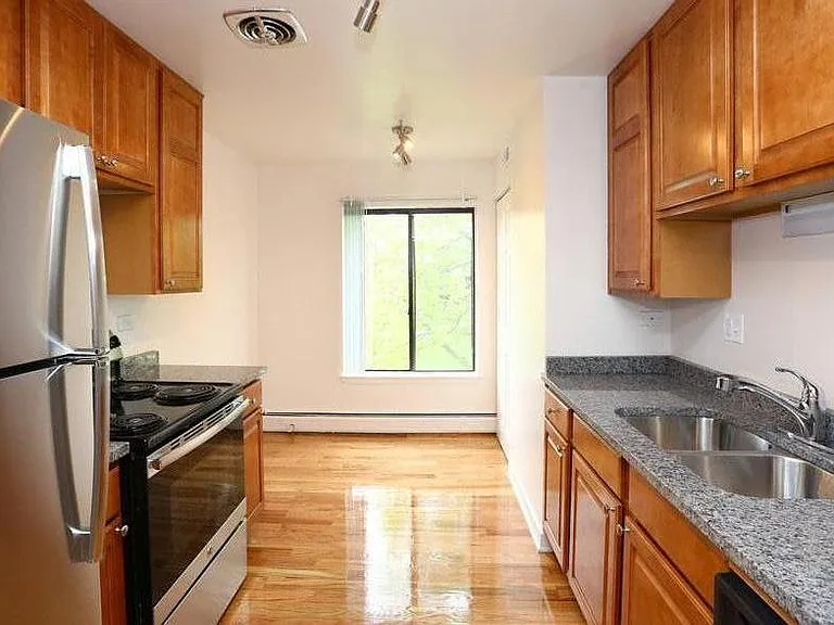 Emerald Court Apartments — Photo 15