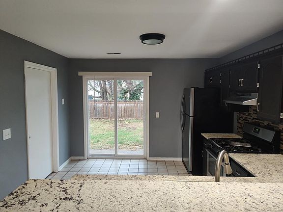 4th image of 810 S Woodbine Rd