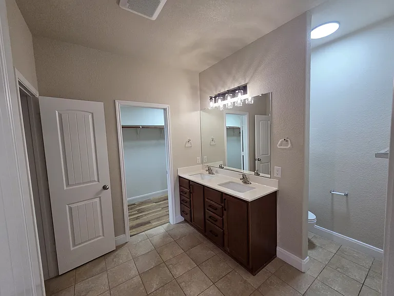 5202 Dauphin Dr — Photo 13
