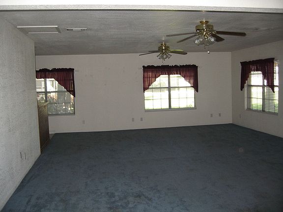 26x20 Living Area; Wet Bar to Left.