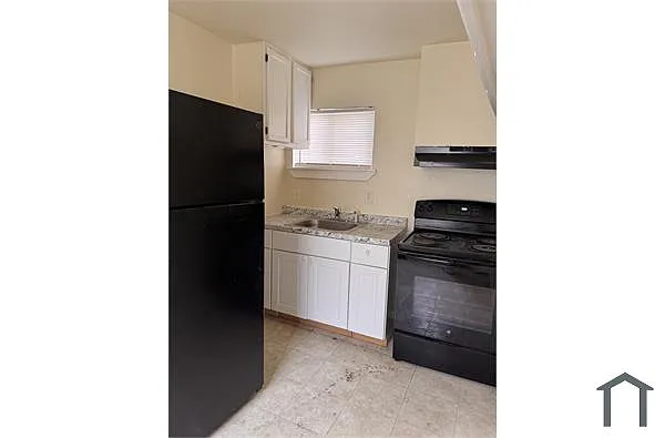 Building Photo - 1730 W Poplar St #6