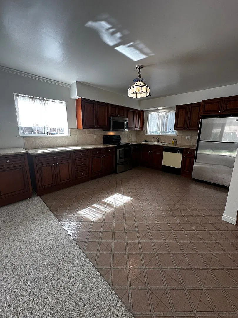Great 3 bedroom, den, and 1.75 baths with garage — Photo 4