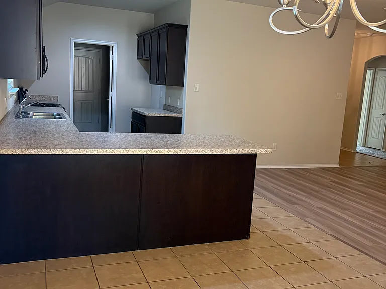 814 Bens Dr — Photo 3