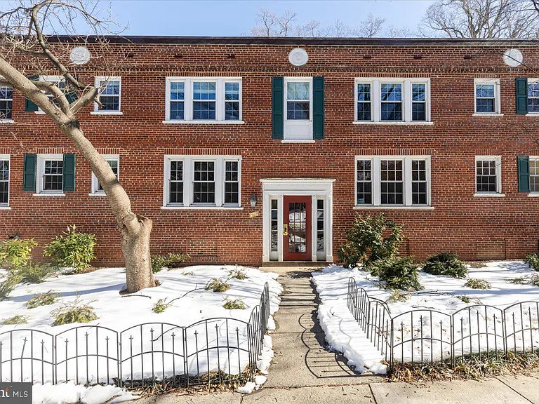 1909 N Rhodes St #25 — Photo 4