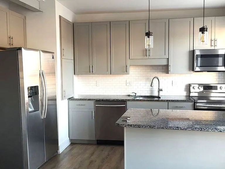 Main St W 221 — Photo 31