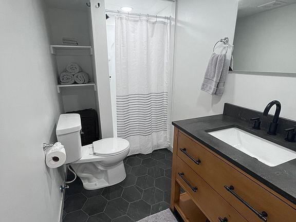 2nd image of 928 Linden Ave