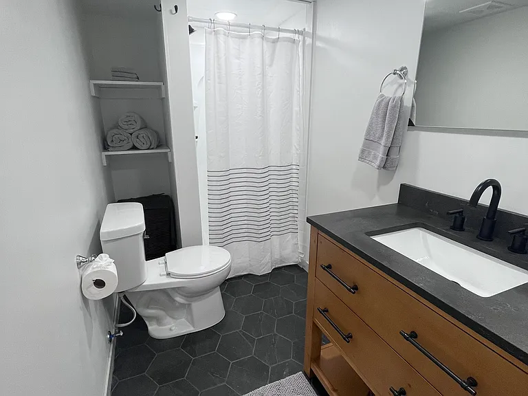 928 Linden Ave — Photo 2