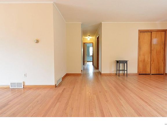 5th image of 23 Eisenhower Dr