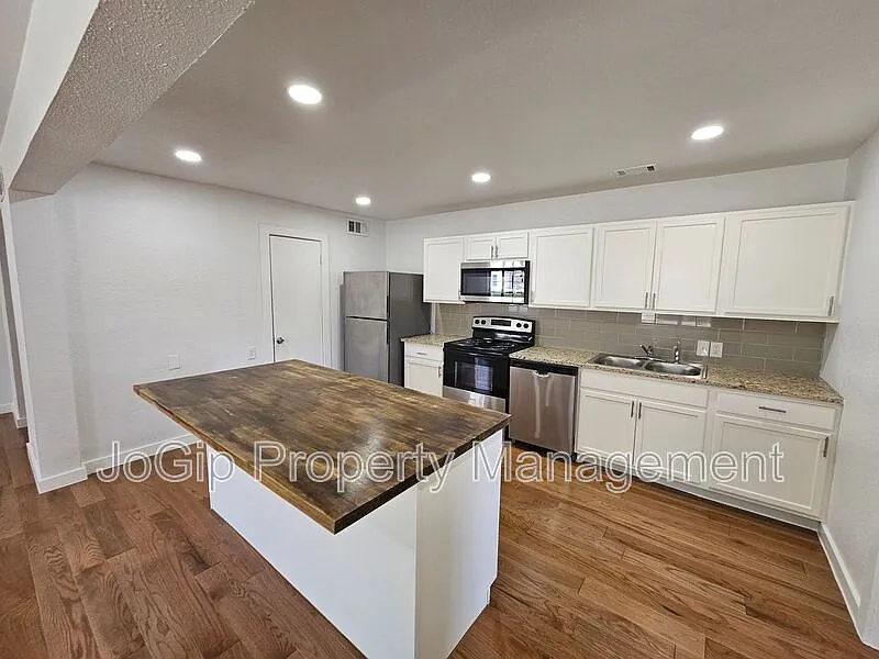 3 bed, 2.5 bath, 1730 sqft, $2,195 — Photo 4