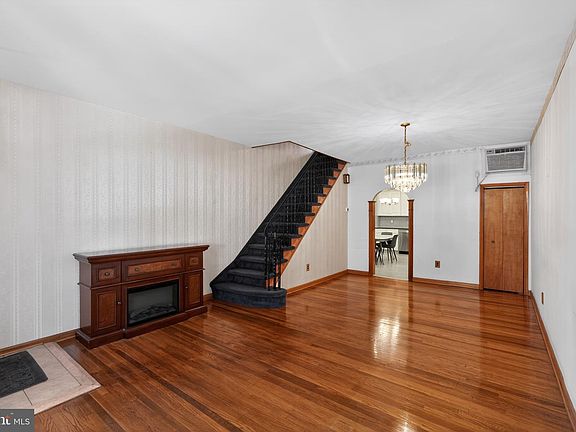 5th image of 2334 S Rosewood St