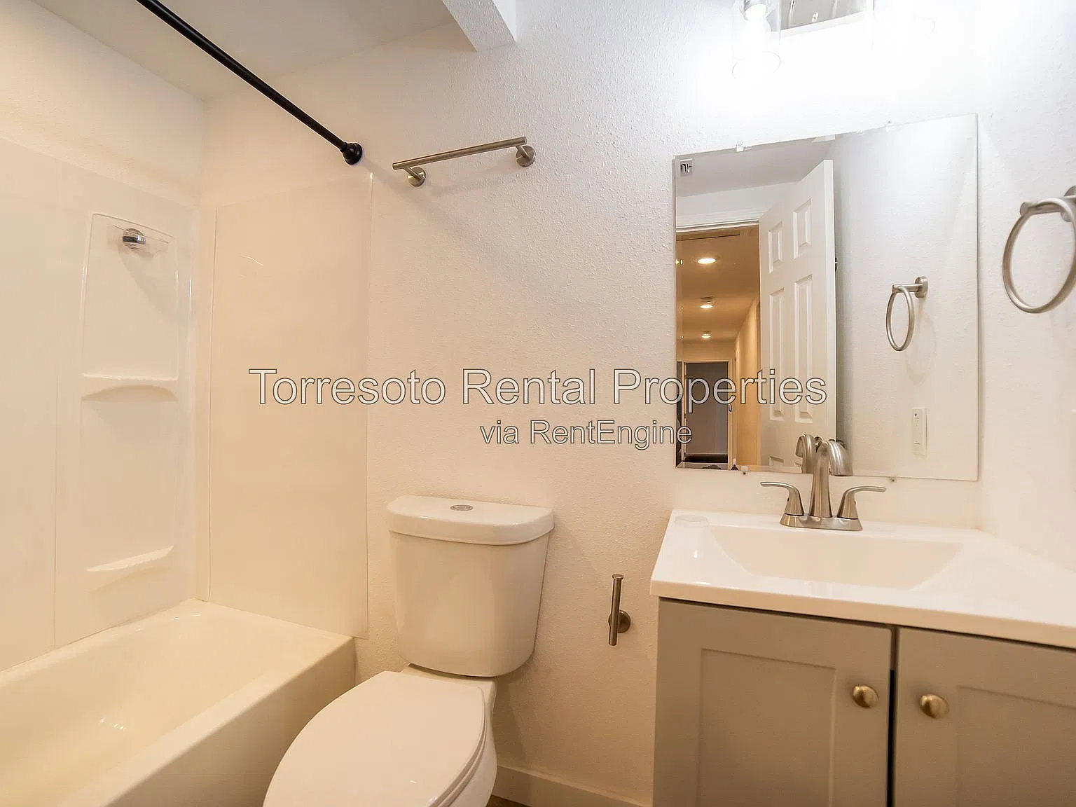 2 bed, 1.0 bath, $1,400 — Photo 2