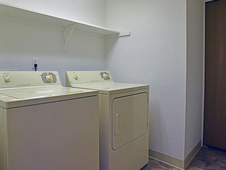 Thornridge Apartments — Photo 9