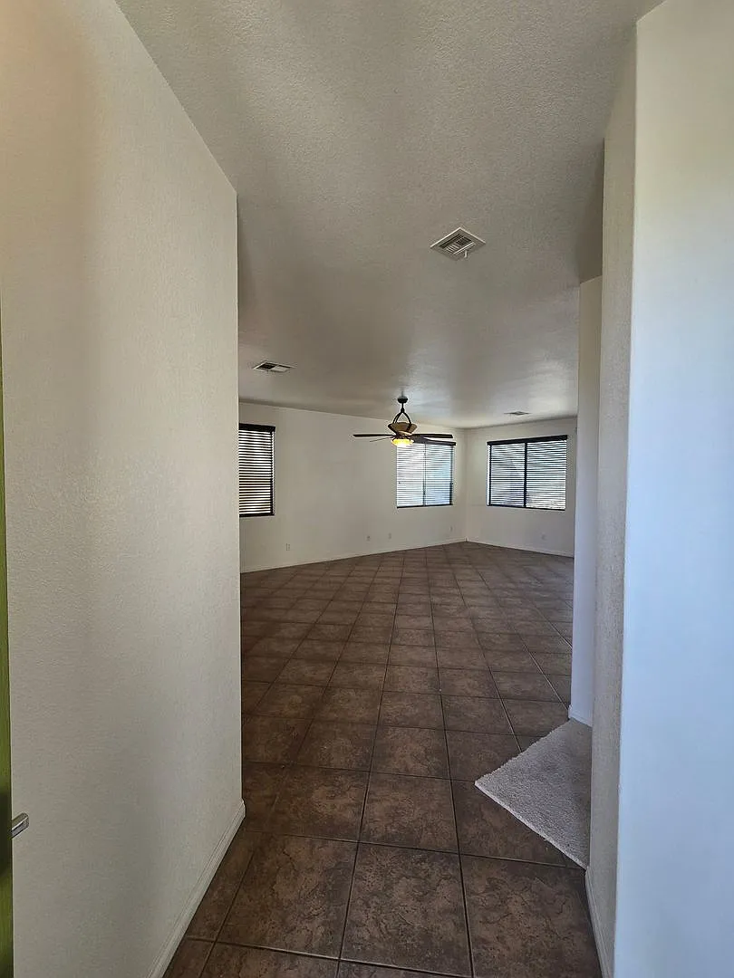 A Beautiful 4 Bed/2.5 Bath 2 Car Garage At Centenial Hills — Photo 4