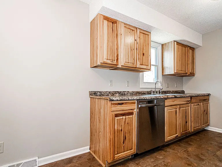 1369 Parkside Dr — Photo 6
