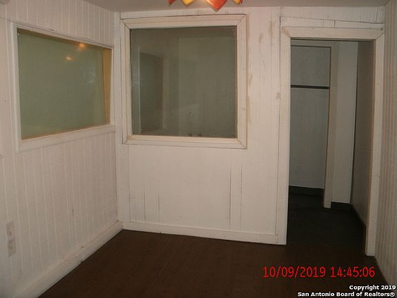 4th image of 811 S General McMullen Dr APT 1
