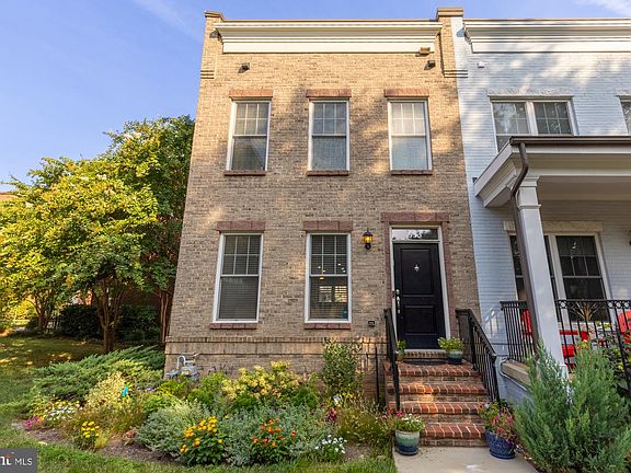 2nd image of 553 Regent Pl NE