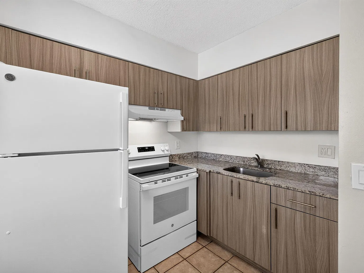 2 bed, 1.0 bath, 850 sqft, $1,800 — Photo 2