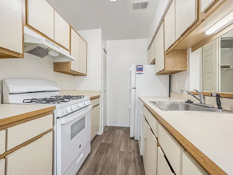 Hampton Lakes Apartments — Photo 17