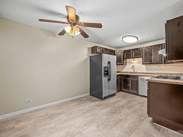 1435 Millbrook Ct — Photo 9