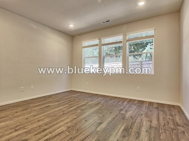 5808 NE 80th Ct — Photo 3