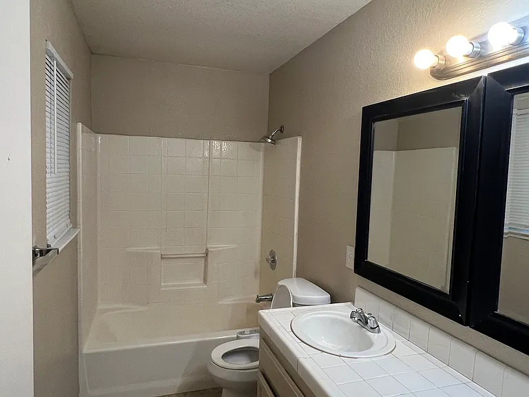 2752 Houston Ave — Photo 17