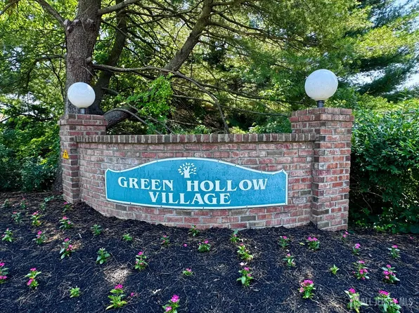 311 Green Hollow Dr, Iselin, NJ 08830
