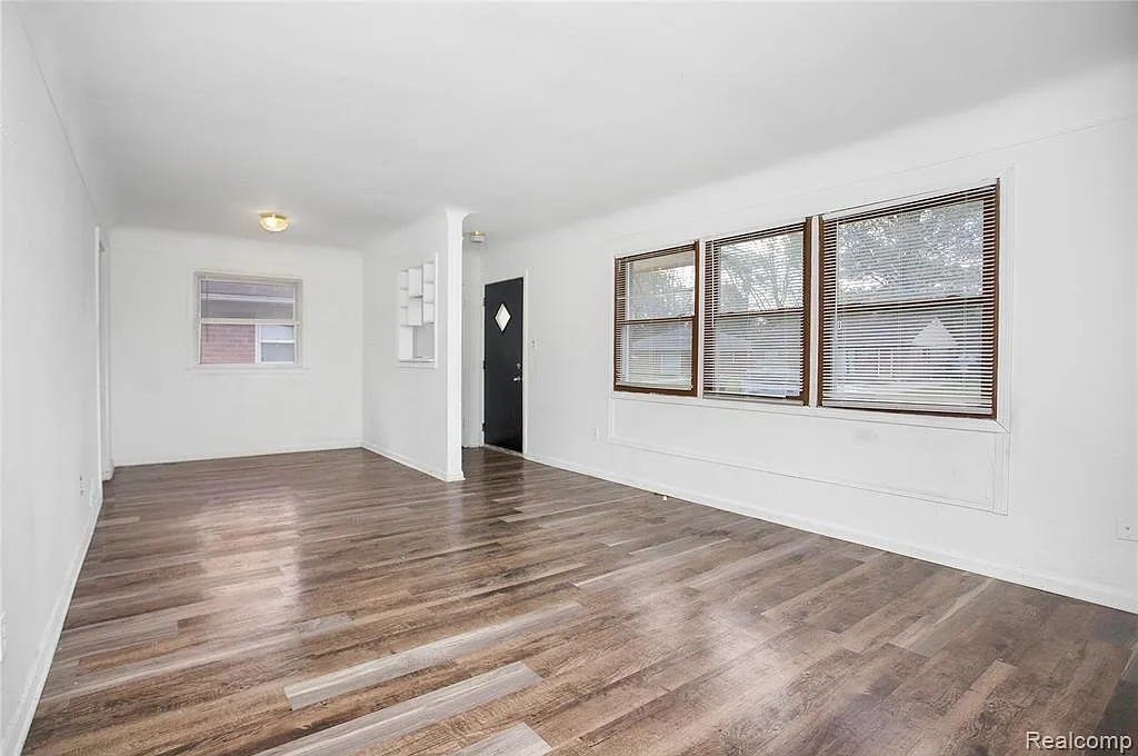 3 bed, 1092 sqft, $1,360 — Photo 1