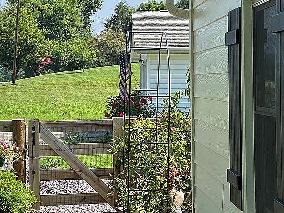 Front gate to driveways 