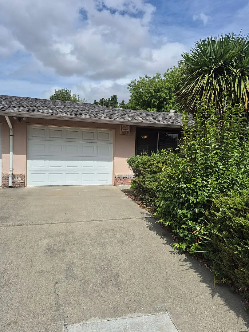 2 Bedroom Duplex in the Pocket Area — Photo 1
