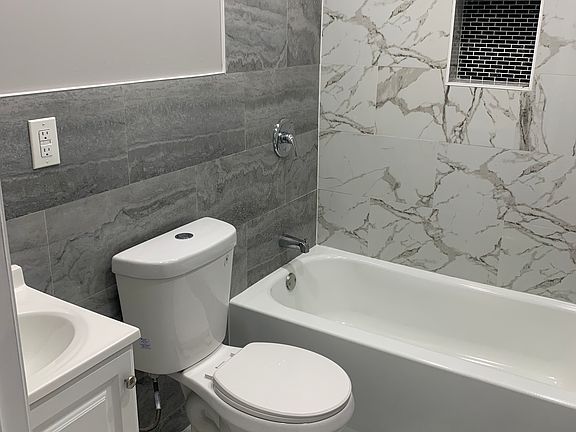 3rd image of 125-127 Redwood Ave #1